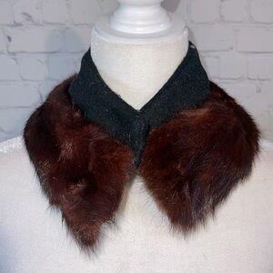 Mink collar. This is lined with black fabric. Seems like this should hook tight